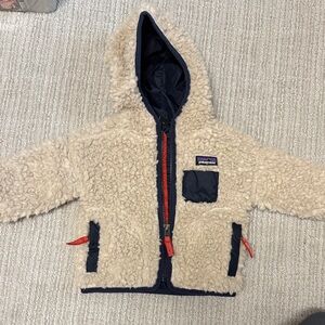 NWOT Patagonia retro-x cream with navy hooded jacket (3-6M)